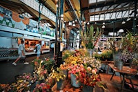 a flower market with a lot of flowers